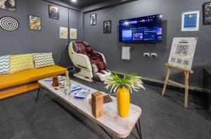 TV a/nebo společenská místnost v ubytování Coliwo Trois - Kharadi