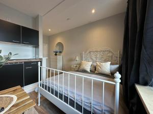 - une chambre avec un lit bébé blanc dans l'établissement Attraktives City-Apartment No2, à Brême