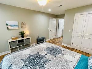 Ένα ή περισσότερα κρεβάτια σε δωμάτιο στο Modern Boho 2BR 2BA Home on Quiet Street