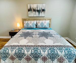 Ένα ή περισσότερα κρεβάτια σε δωμάτιο στο Modern Boho 2BR 2BA Home on Quiet Street