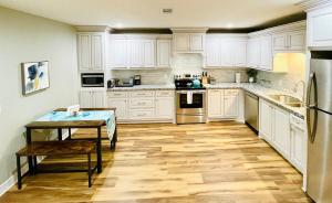 Η κουζίνα ή μικρή κουζίνα στο Modern Boho 2BR 2BA Home on Quiet Street