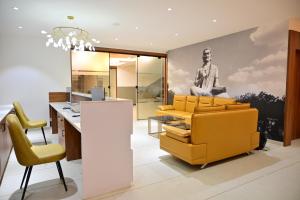 Posezení v ubytování Manthra Hotel, Basavakalyan