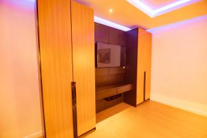 Televiisor ja/või meelelahutuskeskus majutusasutuses Db Continental Loft Apartment