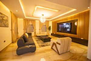 TV a/nebo společenská místnost v ubytování Db Continental Loft Apartment