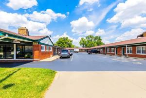 un parking vide devant un bâtiment dans l'établissement Hillside Manor Motel, à Hillside