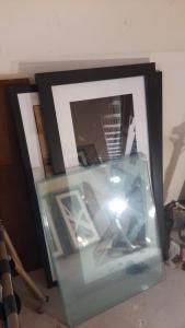 deux photographies encadrées dans une vitrine dans l'établissement Hillside Manor Motel, à Hillside