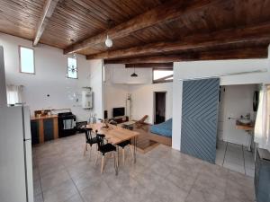 里奥加耶戈斯Casa BAO的配有桌椅的厨房和客厅