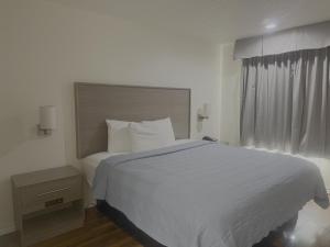 Postel nebo postele na pokoji v ubytování Lockhart Inn