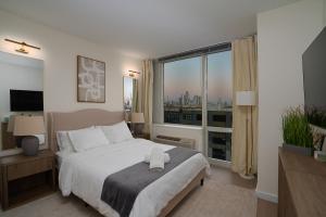 Ultra Luxury Apt - Panoramic NYC View with Pool - Minutes to City客房内的一张或多张床位