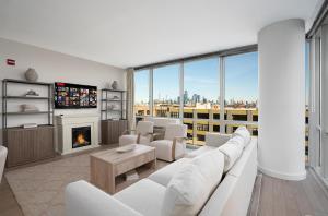 霍博肯Ultra Luxury Apt - Panoramic NYC View with Pool - Minutes to City的客厅配有白色沙发和壁炉