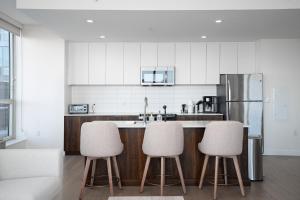 Ultra Luxury Apt - Panoramic NYC View with Pool - Minutes to City的厨房或小厨房