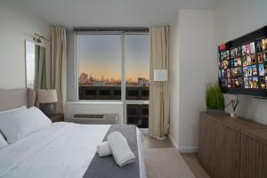 Ultra Luxury Apt - Panoramic NYC View with Pool - Minutes to City客房内的一张或多张床位