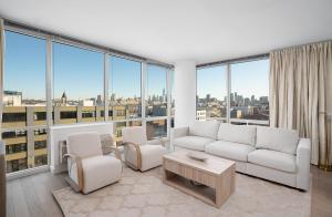 Ultra Luxury Apt - Panoramic NYC View with Pool - Minutes to City的休息区