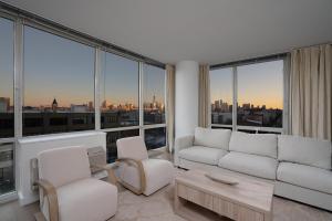 Ultra Luxury Apt - Panoramic NYC View with Pool - Minutes to City的休息区