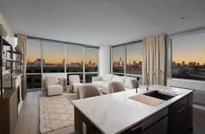 Ultra Luxury Apt - Panoramic NYC View with Pool - Minutes to City的休息区