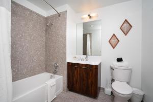 霍博肯Ultra Luxury Apt - Panoramic NYC View with Pool - Minutes to City的带浴缸、马桶和水槽的浴室