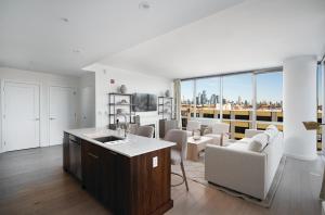 Ultra Luxury Apt - Panoramic NYC View with Pool - Minutes to City的休息区
