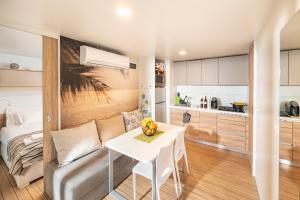 Кухня или мини-кухня в Mobile Homes AZZURRO
