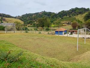 an empty soccer field with a goal at Sítio no interior de SP para curtir a Natureza in Águas da Prata +20 photos