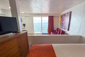 Televisyen dan/atau pusat hiburan di Amazing Ocean View! Access to the pool & the beach