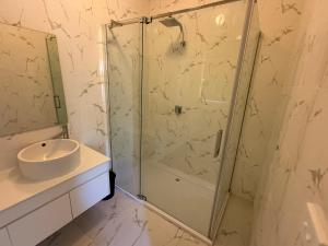 Ένα μπάνιο στο 1 Bedroom Entire House