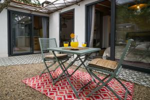 a table with two chairs and two glasses of orange juice at antiguo gallinero in Collado-Villalba
