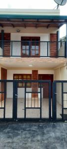 a gate in front of a house at Dúplex 6 personas centro in San Ignacio