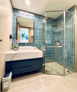 a bathroom with a sink and a shower at Flamingo Hải Tiến - Sỏi Apartment in Gò Ba Quần +18 photos