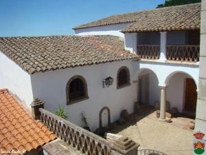 Casa blanca con techo de baldosa en Hostal El Camionero, en Burguillos del Cerro