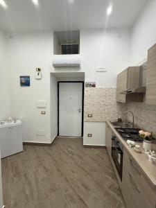 a kitchen with a stove top oven next to a door at Casa del puente in Ercolano