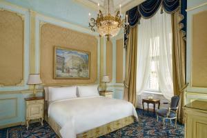 Rúm í herbergi á Hotel Imperial, a Luxury Collection Hotel, Vienna
