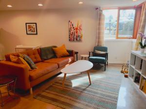 Posezení v ubytování U of A Homestay, Trails & Whyte Ave