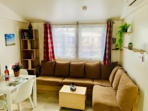 Χώρος καθιστικού στο Mobil Home TOUT CONFORT - Camping SIBLU 4 étoiles "La Pignade" - RONCE LES BAINS en Charente- Maritime