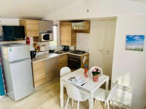 Η κουζίνα ή μικρή κουζίνα στο Mobil Home TOUT CONFORT - Camping SIBLU 4 étoiles "La Pignade" - RONCE LES BAINS en Charente- Maritime