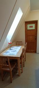 a dining room with a table with chairs and a window at Chałupka na szlaku Zacisze in Biały Dunajec