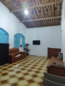 a living room with a couch and a tv at Casa Grande de 03 quartos em Jauá in Camaçari +20 photos