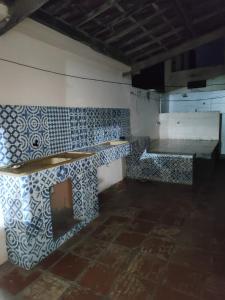 a room with blue and white tiles on the wall at Casa Grande de 03 quartos em Jauá in Camaçari