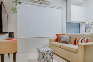 クイアバにあるApartamento exclusivo e confortável próximo a UFMTのソファとテーブルのあるリビングルーム