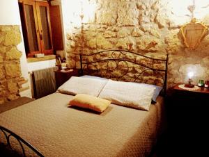 Postel nebo postele na pokoji v ubytování LA CHASCONA DI FARNESE casa di tufo nel borgo