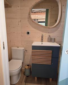 Salle de bains dans l'établissement La Cabane Aixoise Piscine & Jacuzzi