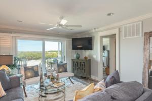 Μια τηλεόραση ή/και κέντρο ψυχαγωγίας στο Southern Grace - Serene Oceanfront 1 Bedroom