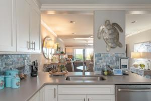 Η κουζίνα ή μικρή κουζίνα στο Southern Grace - Serene Oceanfront 1 Bedroom