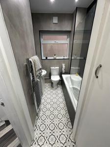 Ένα μπάνιο στο Cosy 2-bed flat, great location