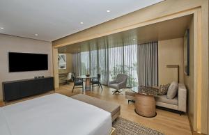 利马InterContinental Hotels Real Lima Miraflores by IHG的一间带床和客厅的酒店房间