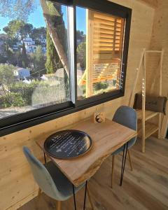 Balcon ou terrasse dans l'établissement La Cabane Aixoise Piscine & Jacuzzi