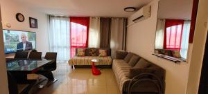 Μια τηλεόραση ή/και κέντρο ψυχαγωγίας στο Lev Eilat Apartments 5