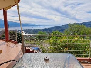 un tavolo su un balcone con vista sull'acqua di Up on the hill a Nafpaktos