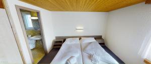 Rúm í herbergi á Boutique Hotel & Restaurant Bären Ringgenberg