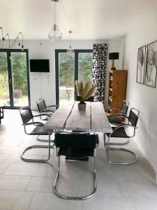 TV a/nebo společenská místnost v ubytování Apartment im Grünen mit Stil + 16 fotografií
