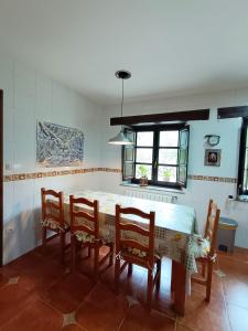 SajaにあるThe living mountain - SAJA - CASONA RURALの部屋のダイニングテーブルと椅子